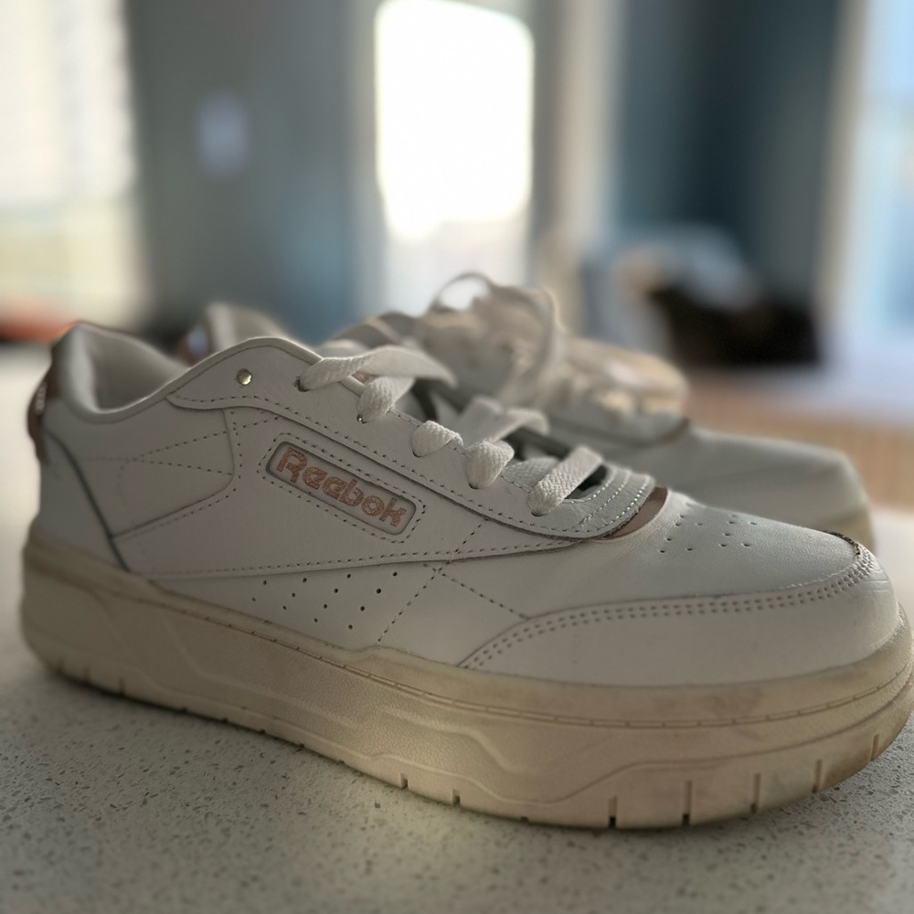 Women’s 7.5 Reeboks - Picture 3 of 4